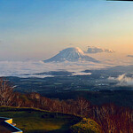 ザ・ウィンザーホテル洞爺リゾート＆スパ - ✽  部屋から北側を望む…朝日を浴びる羊蹄山