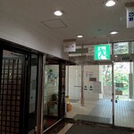 サヌール - 左手がお店