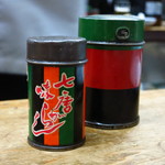 Hosakaya - 七味（左）と山椒（右）