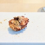 La Brianza - 代替肉の唐揚げ。お酒もご飯にも合いそうなしっとりもっちり外はさっくり。トッピングのスパイスが効いてる☆(๑´ڡ`๑)