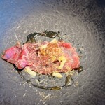 La Brianza - 北海道産A5黒毛和牛自家製ブレザオラ卵黄ロビオラフォンドゥーダソース24ヶ月熟成ミモレットチーズアーティチョークチップス。アーティチョークチップスの歯ざわり素敵なアクセント、卵黄とチーズのコク