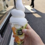 808ドットミニ イコマファーム - 本日の日替わりハンディパフェ　650円　バナナ、キーウィ、オレンジの上にソフトクリームです。