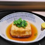 天若 - 料理写真:おじい様時代からの天若の名物らしい、豆腐の揚げ物。揚げ出し豆腐はこのお店が考案との噂も。