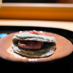 Tenjaku - よもぎ餅。あんこには大徳寺納豆を混ぜて、甘さに深み加わって美味しい♬