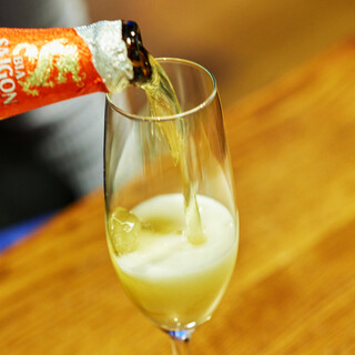 アルコールから自家製ラッシーまで幅広いドリンクメニュー