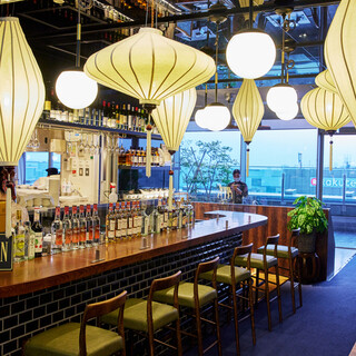 異国の雰囲気漂うオープンで開放的な空間