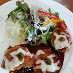 Menaje - カツランチ950円。ライスとサラダとドリンクがセットで、セットのサラダが添えられています