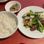 広東名菜 富徳 - 丼ご飯に、野菜と腸詰炒め