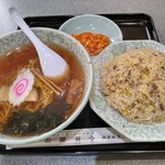 小平飯店 - チャーハンセット800円(税込)しょうゆで注文。
            しょうゆラーメンは王道町中華の味、沁みるわ～♪
            チャーハンはお米一粒一粒がしっかりと油でコーティングされていて、粒立ちも良く食感が素晴らしいです。