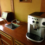 山みず木 - 客室には豆をセットし炒るコーヒーメーカー。流しの配置も嬉しい。　