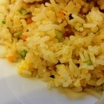 中国麺飯 勇 - 薫り高きバスマティを炒飯に。日本米以上にサラサラ。
      味付けは敢て薄め。米の旨さが引き立つ。