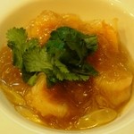 中国麺飯 勇 - 海老と春雨パクチーのせ。これもピリッとした辛さで