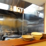 中国麺飯 勇 - 厨房に干しているのは豚のバラ肉をタレに浸けたもの。タイに旅行に行く間は休みなので考えついたそう。営業していると非常に邪魔らしい。