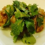 中国麺飯 勇 - てり焼き風チキン　パクチーのせ。