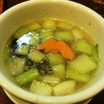 中国麺飯 勇 - 青梗菜のスープ　酸味と辛みでトムヤンクン風。刻んだパクチーがアクセント