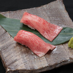 Oumiushi Yakiniku Niku Tatsu - サーロイン炙り寿司