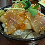 灼味噌らーめん 八堂八 - 日替飯 300円、この日の日替飯は「平政とホタテのイクラ和え」になります