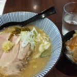 Yaki Miso Ramen Yadoya - 日替飯 300円、味噌らーめん 850円、この日の日替飯は「平政とホタテのイクラ和え」になります