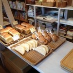 アルクトゥルス - パンの販売もしています。