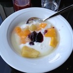 ホテルトラスティ - 朝ご飯の仕上げは、ヨーグルトにフルーツ。