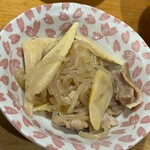 泉寿し - 豚バラ・しらたき・根曲がり竹の炒め物