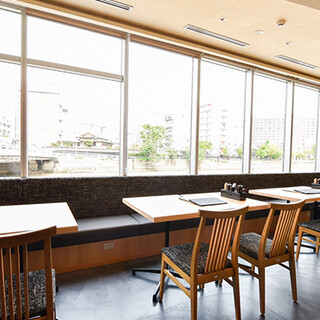 川沿いの風景とライブキッチンの両方の景色が堪能できます。