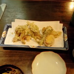 手打ち蕎麦 銀杏 - 蛍イカと山菜の天ぷら