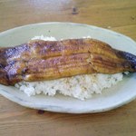 静岡うなぎ漁協　中遠加工場 - 真空パック蒲焼を湯煎、夢のオンザライス状態