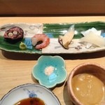 Sushi Kikuchi - イカはカワハギの肝醤油につけて旨し