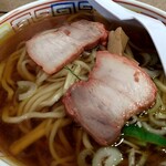 来々軒支店 - 叉焼はまわりが赤いんだよね。昔はみんなこうだった。この噛み心地、程良い脂身、ジュワーっと出てくる肉汁とお肉の旨味！もう最高です。