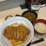 とんかつ檍のカレー屋 いっぺこっぺ 新橋店 - カツ丼（後乗せバージョン）