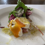 ビストロ モン.シュマン - ホワイトアスパラガスとハモンセラーノととろける半熟玉子