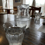 Bistro Mon. Chemin - 每個桌子上都有水和水壺