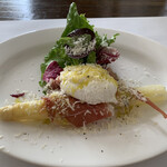 ビストロ モン.シュマン - ホワイトアスパラガスとハモンセラーノと半熟玉子