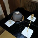 日本茶喫茶・蔵のギャラリー 棗 - 鉄釜で湯を沸かし