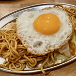 鶴亀八番 - ソース焼きそば 目玉焼き乗せ