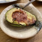 鶴亀八番 - アボカドと酒盗の炙り