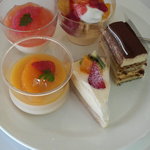 スイーツビュッフエでは一度に５個までのせてもらえます