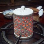 水だき 萬治郎 - ストーブがわりに。これがめっちゃくちゃ暖かい！