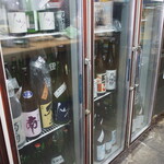 小島商店 - 冷蔵庫には日本酒がギッシリ！！