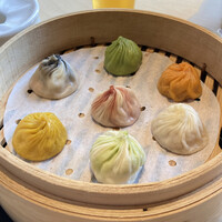 點水樓 本館 - 七種の小籠包も彩り鮮やか。