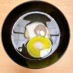 御宿かわせみ - フォアグラしんじょう。焼き餅とトリュフソースと花柚子。フォアグラもトリュフもしっかり効いてるのにちゃんとお椀。