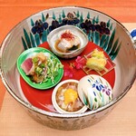 御宿かわせみ - 上から蒟蒻と海老のケジャン風。蚕豆のエビすり身挟み揚げ。鯛のレモン酒盗。カツオのレアステーキ。