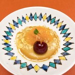 御宿かわせみ - 紅茶の香り高きミルクティープリンにシャンパンゼリーが最高に合う。枇杷はフレッシュ感を残した形。