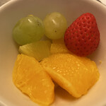 八百一本館 - きょうのお膳A（税込 2,500円）評価＝◎：【くだもの】苺、シャインマスカット、オレンジ、パイナップル