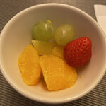 八百一本館 - きょうのお膳A（税込 2,500円）評価＝◎：【くだもの】苺、シャインマスカット、オレンジ、パイナップル