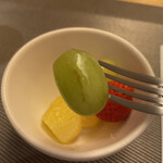 八百一本館 - きょうのお膳A（税込 2,500円）評価＝◎：【くだもの】苺、シャインマスカット、オレンジ、パイナップル