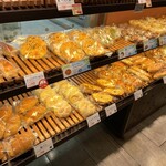 志津屋 - 普通のパンももちろんあります。