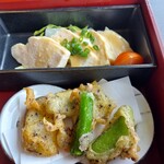 日本料理 旬彩 - 二の段　蒸し鶏、細魚ゆかり揚げ