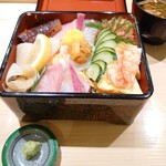 Sushi Hayata - 別の日の上ちらし(赤だし付き)。2,640円✨シャリにかんぴょうなどもまぶされて、上にはこの豪華な具材！まさに玉手箱や～！！苦手なでんぶも自家製なのか鯛かなぁ白身魚感がしっかりあります♡